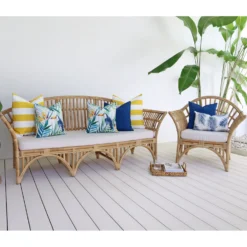 A set of seven carefully selected cushions makes the white living room look stylish.